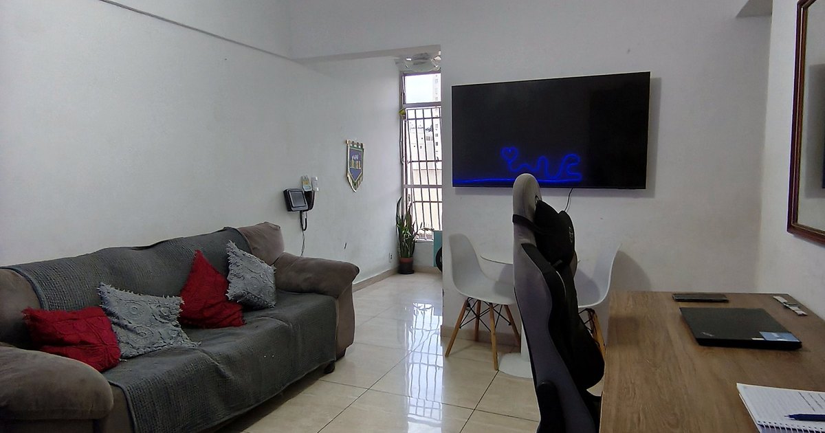 Centro | 2 quartos reformado, com IPTU isento e andar alto