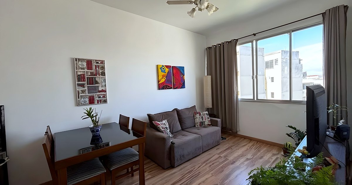 Centro | quarto e sala reformado, com elétrica nova, IPTU isento e andar alto