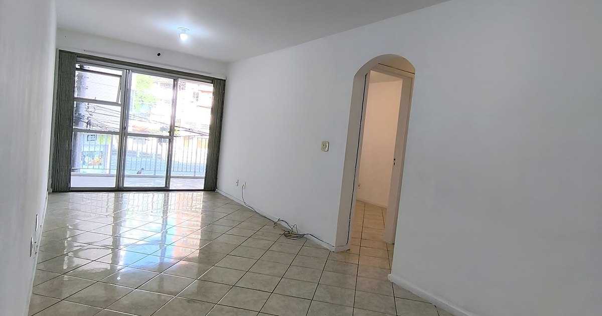 Tijuca | 2 quartos reformado, com varanda e bem localizado
